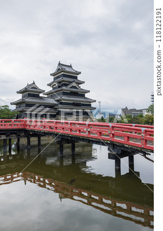 日本長野縣松本市的國寶松本城，橫跨巨大天守閣和內護城河的埋橋 118122191