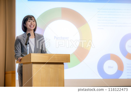 穿著西裝參加研討會的女性攝影合作：電波學園教育法人、東京電子學專業學校 118122473