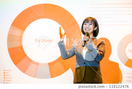 穿著西裝參加研討會的女性攝影合作：電波學園教育法人、東京電子學專業學校 118122476