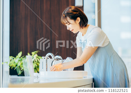 洗手的女人攝影合作:電波學園教育法人東京電子專門學校 洗手的女人攝影合作:電波學園教育法人東京電子專門學校 118122521