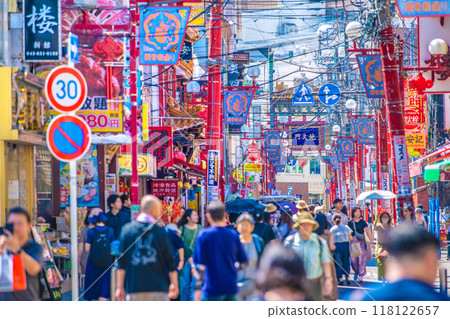 日本橫濱城市景觀九月。位於繁忙的橫濱唐人街的關帝廟街。後面是極庫門（「關帝廟路」）= 7 118122657