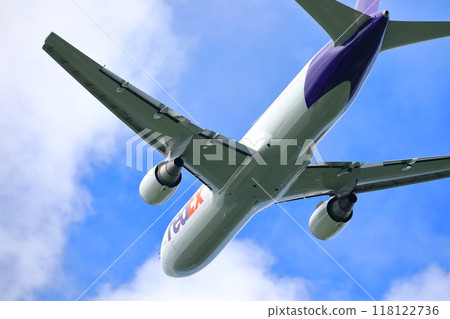 Takeoff and landing of an airliner Takeoff and landing of an airliner 118122736