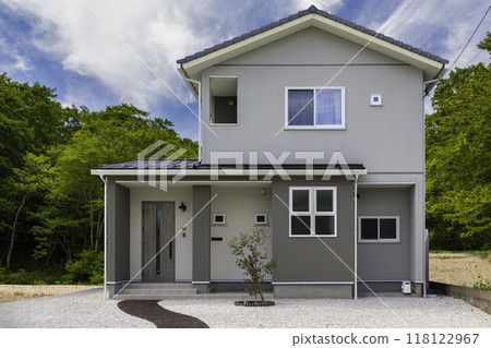 Fresh greenery and the exterior of the house 118122967