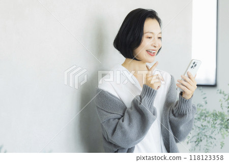 操作智慧型手機的中年婦女 118123358