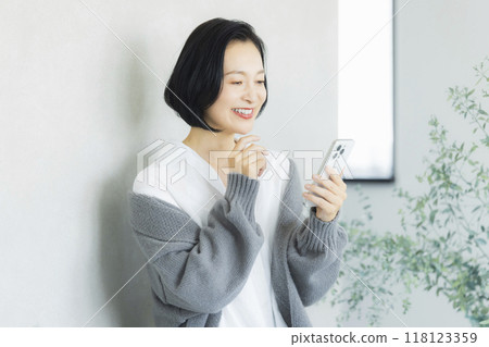 操作智慧型手機的中年婦女 118123359