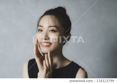 Young woman with beautiful teeth 118123794