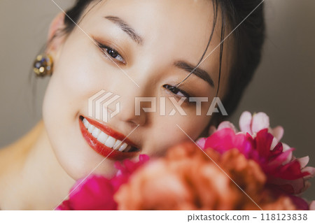 Young woman with beautiful teeth 118123838