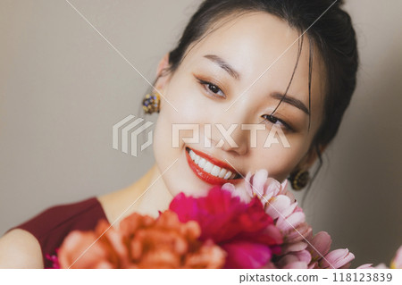 Young woman with beautiful teeth 118123839