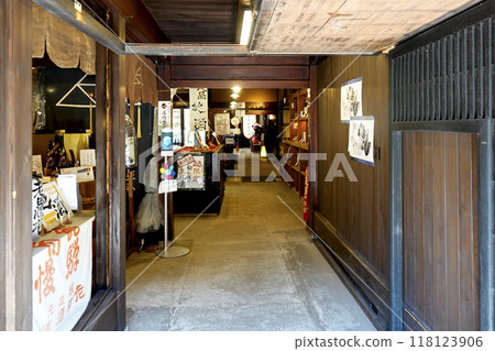 位於驛站鎮的一棟日本老房子裡的商店 118123906