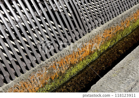 Old castle town streetscape: Inuyari fence made of bamboo under the eaves Old castle town streetscape: Inuyari fence made of bamboo under the eaves 118123911
