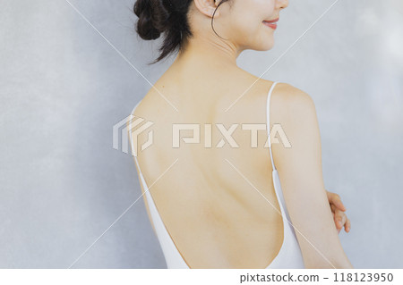 一位年輕女士回來了 118123950