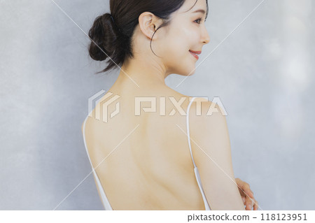 A young lady's back 118123951