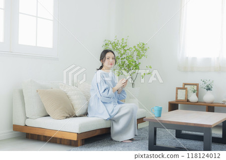 Young woman looking at a smartphone 118124012