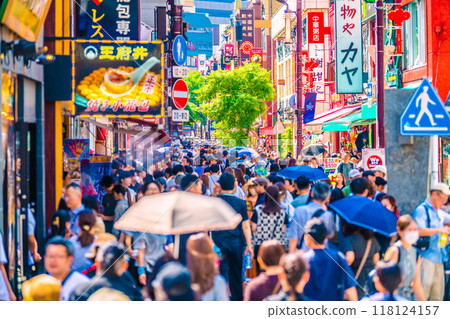 日本橫濱城市景觀 高溫持續…橫濱唐人街。和冠狀病毒爆發前一樣的熱鬧......口罩幾乎消失了 = 9月7日 118124157