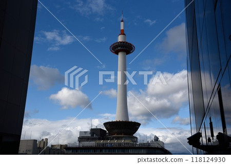 從京都站大樓看秋天的京都塔 118124930