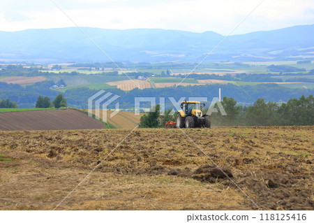 Shujitsu no Oka - 拖拉機在田間工作 118125416