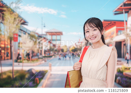 Young woman shopping at the mall 118125809