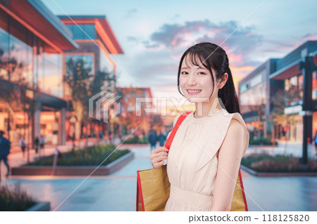 年輕女子在購物中心購物 年輕女子在購物中心購物 118125820