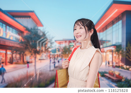 年輕女子在購物中心購物 118125828