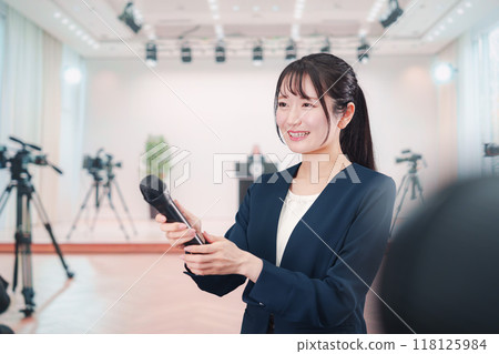 一位負責公關的女士在鏡頭前接受採訪 118125984