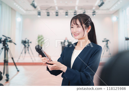 一位負責公關的女士在鏡頭前接受採訪 118125986