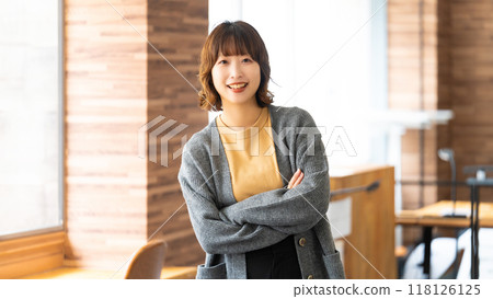 Smile business woman making arms Smile business woman making arms 118126125