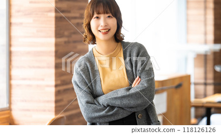 微笑做胳膊的女商人 微笑做胳膊的女商人 118126126