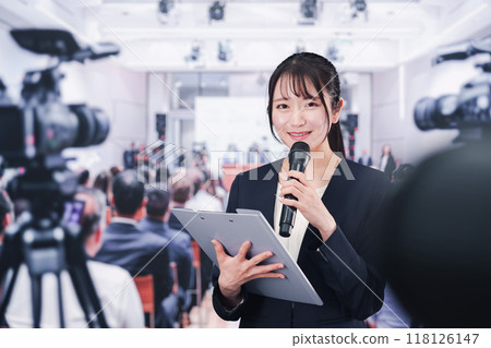 女記者在新聞發布廳報道 118126147