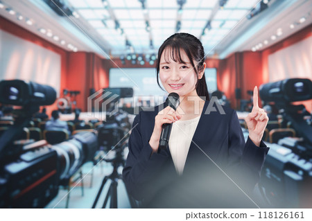 女記者在新聞發布廳報道 118126161