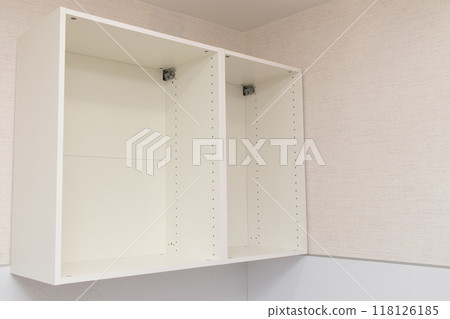 Installation of a suspended kitchen cabinet 118126185