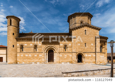 Romanesque church of San Martin of Fromista in Palencia, Spain, exterior view 118127049