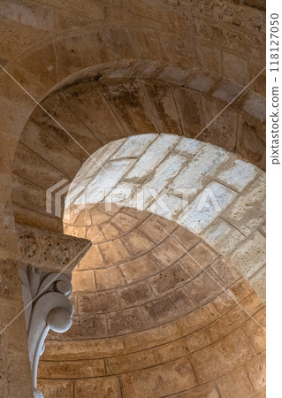 Romanesque capital, arch and vault in the church of San Martin of Fromista in Palencia, Spain 118127050