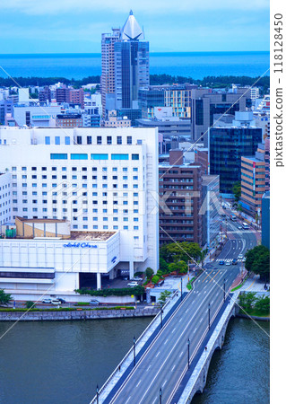 從媒體船觀景台欣賞萬代橋和通往 NEXT21 的城市景觀 118128450