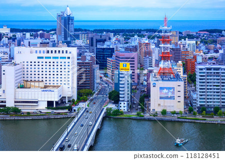 從媒體船觀景台欣賞萬代橋和通往 NEXT21 的城市景觀 從媒體船觀景台欣賞萬代橋和通往 NEXT21 的城市景觀 118128451