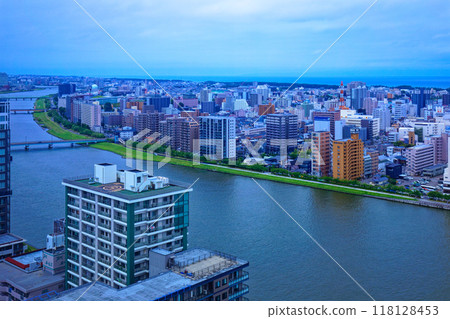 從媒體船展望台眺望信濃川上游的街景 從媒體船展望台眺望信濃川上游的街景 118128453
