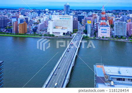 從媒體船觀景台欣賞萬代橋和通往 NEXT21 的城市景觀 從媒體船觀景台欣賞萬代橋和通往 NEXT21 的城市景觀 118128454