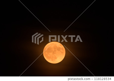 A red full moon just rose in Hakushu Town, Hokuto City 118128534