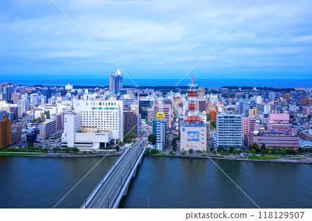 從媒體船觀景台欣賞萬代橋和通往 NEXT21 的城市景觀 118129507