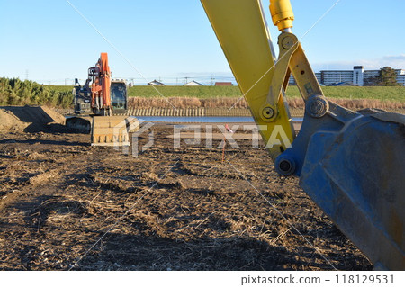 在土木工程建造場所的建築機器 在土木工程建造場所的建築機器 118129531