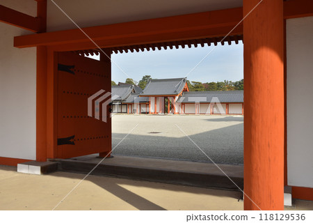從佐合門眺望京都禦所日華門 118129536