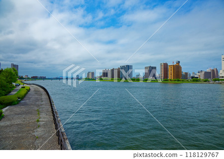 Yasuragi Embankment, overlooking the townscape upstream from Bandai Bridge over the Shinano River 118129767
