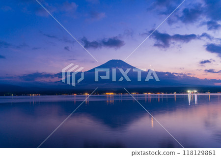 [山梨縣] 從山中湖畔看到的富士山、登山者的燈光、斬月 118129861