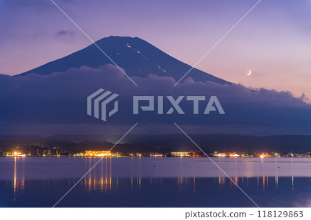 [Yamanashi Prefecture] Mount Fuji and the lights of climbers seen from Lake Yamanaka - Zangetsu 118129863