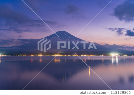 [Yamanashi Prefecture] Mount Fuji and the lights of climbers seen from Lake Yamanaka - Zangetsu 118129865