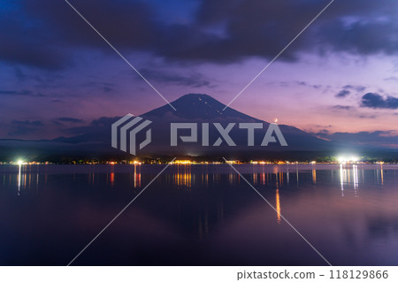 [山梨縣] 從山中湖畔看到的富士山、登山者的燈光、斬月 118129866