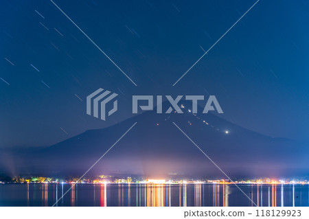 【山梨縣】從山中湖畔看到富士山登山者的燈光夜景 118129923