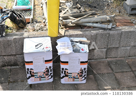 Scene of exterior wall painting work, 18 liter can, paint, house 118130386