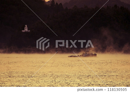 Winter in the Setouchi Inland Sea: A morning scene of a storm of hair 118130505