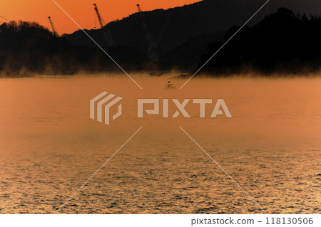 Winter in the Setouchi Inland Sea: A morning scene of a storm of hair 118130506