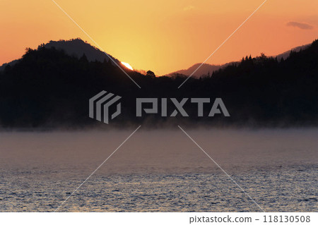 Winter in the Setouchi Inland Sea: A morning scene of a storm of hair Winter in the Setouchi Inland Sea: A morning scene of a storm of hair 118130508